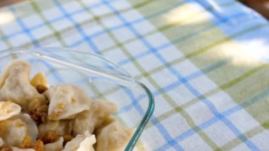 Biyolojik kase ve haşlanmış hamur. Krema hamuru yemeği. Ukrayna ulusal yemeği. Yakın plan.