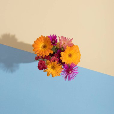 Açık sarı arka planda hoş renklerde yaz çiçekleri. Düz yatıyordu.