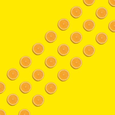 Parlak sarı arka planda bir dilim turuncu. Ortadaki desen.