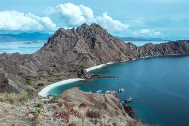 Endonezya 'nın dünya çapında turizm merkezi olan Labuan Bajo' da yer alan Padar Adası 'nın Güzelliği. Çok güzel manzarası olan, eşsiz bir şekli olan bir ada.