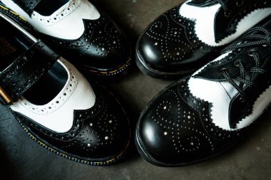 İki ton kanat ucu ve siyah-beyaz hakiki deriden yapılmış Mary Jane ayakkabılarının ayrıntıları.