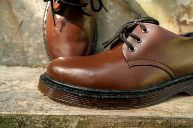 Kahverengi 3 delikli botlar el yapımı ayakkabı ustaları tarafından, bu ayakkabılar zarif ve büyüleyici görünüyor.