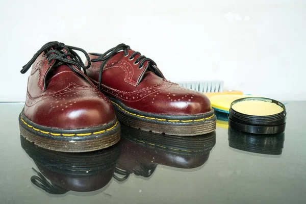 Maroon Wingtip Brogue Made Genuine Leather Photographed Brush Shoe Polish — Fotografia de Stock