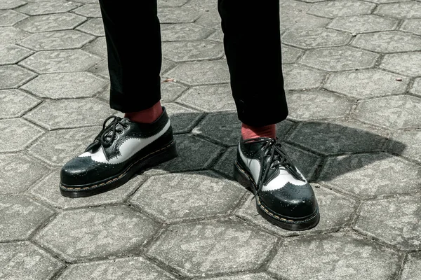 Erkeklerin Yapımı Hakiki Deri Ayakkabılarının Yakından Görüntüsü Erkekler Takılırken Ayakkabılarını — Stok fotoğraf