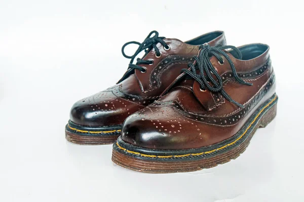 Close View Men Genuine Leather Dark Brown Wingtip Brogue Shoes — 图库照片