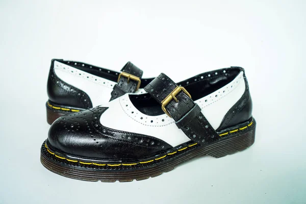 Detalle Zapatos Clásicos Para Mujer Dos Tonos Mary Jane Wingtip —  Fotos de Stock