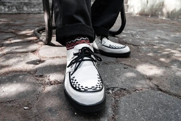 Estas Enredaderas Blancas Con Correas Blanco Negro Están Hechas Cuero —  Fotos de Stock