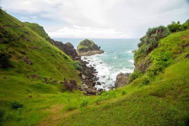 Mercanlar her yere dağılmış beyaz kumsallar. Sular yükselince Gunung Kidul, Endonezya 'da çok güzel, temiz ve ziyaret edilecek ilginç dalgalar var.