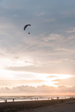 Elektrikli paraşüt her zaman Parangtritis plajı, Yogyakarta, Endonezya 'nın gökyüzünü süslüyor. Akşam güneş batana kadar, turistler için ilginç bir gösteri haline geliyor..