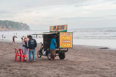 Parangtritis Sahili, büyük dalgaları olan siyah kumlu bir sahil, uzun bir kıyı şeridine sahiptir ve Endonezya 'nın en sevdiği turlardan biridir..