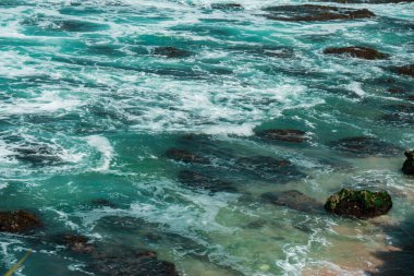 Endonezya 'nın güney kıyılarında büyük dalgalar ve keskin kayalar bulunur.
