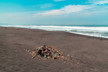 Parangtritis Sahili, büyük dalgaları ve aşınmayla aşınmış bir plajı olan siyah kumlu bir sahil, ziyaretçiden yoksun.
