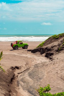 Parangtritis Sahili, büyük dalgaları ve aşınmayla aşınmış bir plajı olan siyah kumlu bir sahil, ziyaretçiden yoksun.