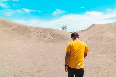 Yogyakarta, Endonezya 'daki bu geniş kum tepeciği ender bir kum tepesi haline geldi ve ülke içinden ve dışından turistlerle dolup taşıyor..