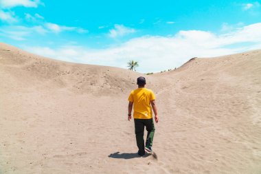 Yogyakarta, Endonezya 'daki bu geniş kum tepeciği ender bir kum tepesi haline geldi ve ülke içinden ve dışından turistlerle dolup taşıyor..