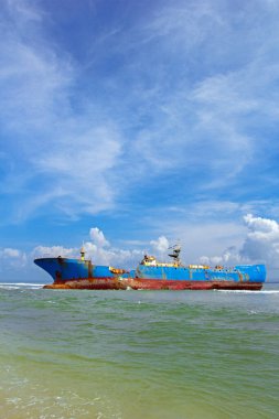 Endonezya 'nın Pangandaran Sahili' nde balık çalarken yakalandığı için FV VIking adlı kaçak balıkçı teknesi batmak zorunda kaldı.