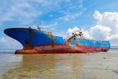 Endonezya 'nın Pangandaran Sahili' nde balık çalarken yakalandığı için FV VIking adlı kaçak balıkçı teknesi batmak zorunda kaldı.