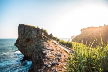 Okyanusun ortasında güneş battığında, Endonezya, Gunung Kidul 'daki sahili karakterize eden büyük dalgalarla her yere dağılmış mercanlar ve uçurumların güzelliği ile birleşir.