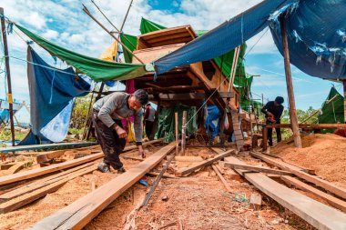 Traditional Boat Making for fishing in the sea by boat craftsmen on the east coast of Kalimantan, using manual methods and simple equipment