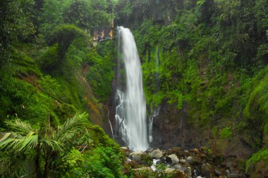 Magelang, Central Java, Endonezya 'da bol suyu olan Silawe şelalesinin güzelliği