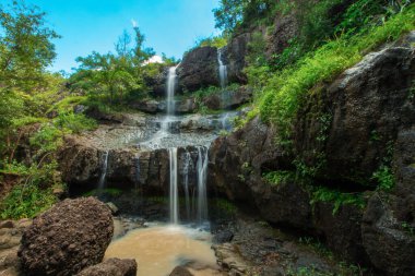 The waterfall is hidden in the middle of thick trees and hilly areas that are still very natural and untouched by many people, to get to the location you have to walk along the river