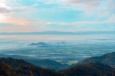 Menoreh tepelerinden, Kulon Progo 'dan, Endonezya' dan Suroloyo 'nun tepesinden güzel bir altın gün doğumu. Güneş tepenin arkasından doğuyor. Böylece Merapi Dağı, Merbabu, Sindoro ve Sumbing' i görebilirsiniz.