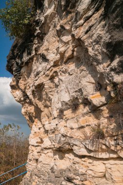 Yasadışı madencilik nedeniyle inceltilmiş bu kireçtaşı kayalığı Endonezya 'nın Klaten şehrinin kıyısında yer almaktadır.