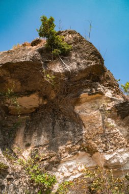 Yasadışı madencilik nedeniyle inceltilmiş bu kireçtaşı kayalığı Endonezya 'nın Klaten şehrinin kıyısında yer almaktadır.