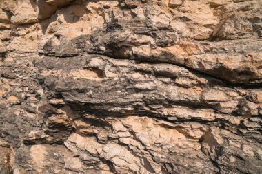 Yasadışı madencilik nedeniyle inceltilmiş bu kireçtaşı kayalığı Endonezya 'nın Klaten şehrinin kıyısında yer almaktadır.