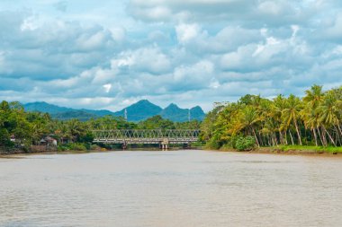 Nehrin aşağısında, nehir oldukça geniş ve su akışı oldukça sakin. Kenarlarında hindistan cevizi ağaçları, Endonezya, Yogyakarta ve Merkez Java 'daki iki vilayeti ayırıyor..