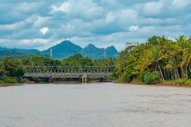 Nehrin aşağısında, nehir oldukça geniş ve su akışı oldukça sakin. Kenarlarında hindistan cevizi ağaçları, Endonezya, Yogyakarta ve Merkez Java 'daki iki vilayeti ayırıyor..