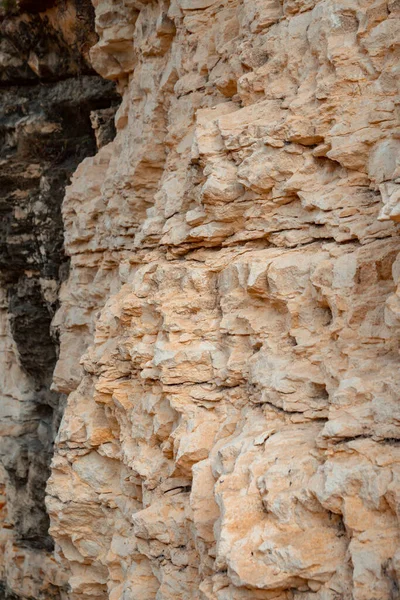 違法採掘のために薄くなった石灰岩の崖は インドネシアのクラテン市の端に位置しています — ストック写真