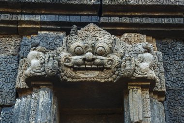 Ijo Tapınağı, Sleman tepelerinde bulunan bir Hindu tapınağıdır ve Yogyakarta eyaletinin en yüksek tapınağıdır. Tapınak gün batımından önce hala turistlerle dolu ve bakımlı.