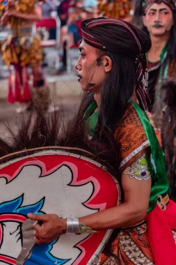 Jathilan dansı 56 saat boyunca MURI rekorunu kırmadan, dansçıları yerel dil şarkıları ve Gamelan eşliğinde transa sokan geleneksel bir dans.