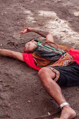 Jathilan dansı 56 saat boyunca MURI rekorunu kırmadan, dansçıları yerel dil şarkıları ve Gamelan eşliğinde transa sokan geleneksel bir dans.