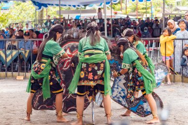 Jathilan dansı 56 saat boyunca MURI rekorunu kırmadan, dansçıları yerel dil şarkıları ve Gamelan eşliğinde transa sokan geleneksel bir dans.
