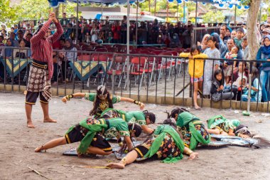 Jathilan dansı 56 saat boyunca MURI rekorunu kırmadan, dansçıları yerel dil şarkıları ve Gamelan eşliğinde transa sokan geleneksel bir dans.