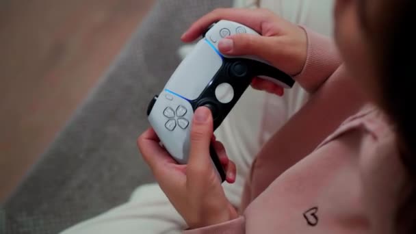 Flickan spelar joystick på konsolen. Joystick, känslomässigt spel. Stress under matchen. Närbild — Stockvideo