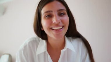 Yüzünde bir gülümsemeyle bebeğiyle konuşan genç bir anne. Annesi bebeğine gülümsüyor ve ona bir şey söylüyor. Gülümseyen genç bir kız yeni doğan bebeğine bakıyor. Yüksek kalite 4K görüntü. Anne ama...