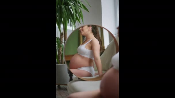 Nastávající Matka Těhotná Holka Doma Cvičí Tělo Mladá Budoucí Matka — Stock video
