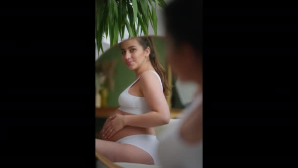 Pregnant Girl Looks Her Belly Mirror Mother Gently Strokes Her — Stok video