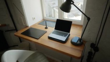 Web tasarımcılarının işyeri. Yaratıcı bir insanın işyeri. Grafik tableti. Ofisteki dizüstü bilgisayarda çalış. İllüzyon. Bilgisayarın başında uzaktan çalış. Yüksek kalite 4k görüntü