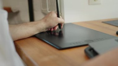 Grafik tabletinde çalışan bir adam, ellerin yakın çekimi. Grafik tabletli işçi çizimi. Resim, çizim, fotoşop. Yüksek kalite 4k görüntü