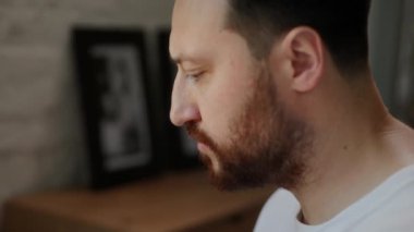 Erkek portresi. Genç bir adam işine odaklandı. Avrupalı görünümlü bir adam bir şeyi dikkatle araştırıyor. Ofis çalışanı dizüstü bilgisayarı üzerinde çalışıyor. Bakış odaklı, ciddi, sorumlu. Adam.