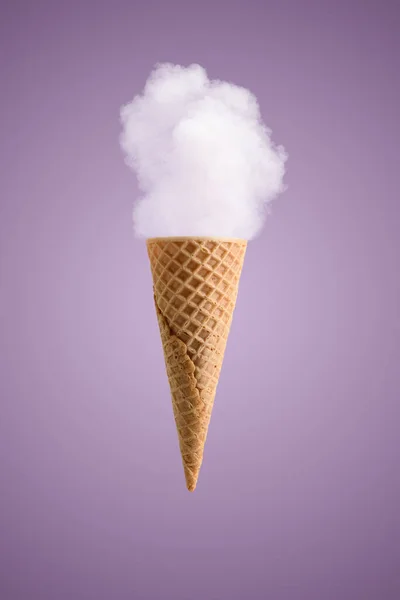 Jégkrém Kúp Repül Bolyhos Felhő Tetején Kúp Világos Lila Háttér — Stock Fotó
