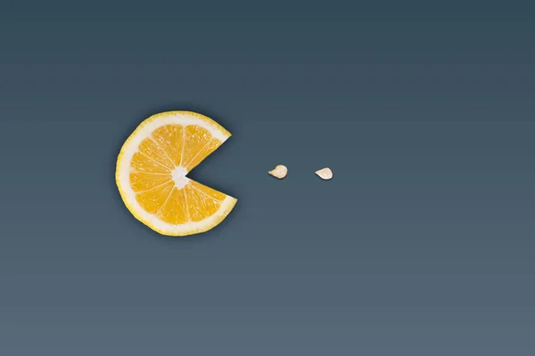 Kreative Zitrone Stück Frisst Samen Auf Marineblauem Hintergrund Pac Man — Stockfoto