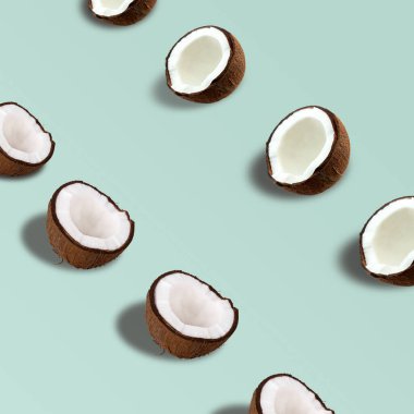 Pastel mavi arka planda olgun hindistan cevizi meyveli desen. Üst Manzara. Uzayı kopyala Yaratıcı yaz konsepti. Minimum düz konum biçiminde hindistan cevizi yarısı.
