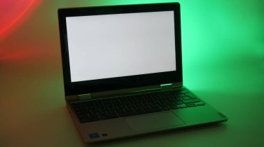 Pembe ve mavi renkli Lenovo Chromebook beyaz ekranlı ince ışıklandırma