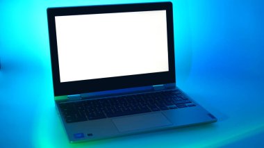 Mavi ışıklı Lenovo Chromebook ve beyaz ekranlı yeşil bir ipucu