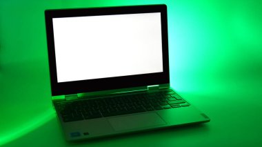 Beyaz ekranlı yeşil ışıklı Lenovo Chromebook